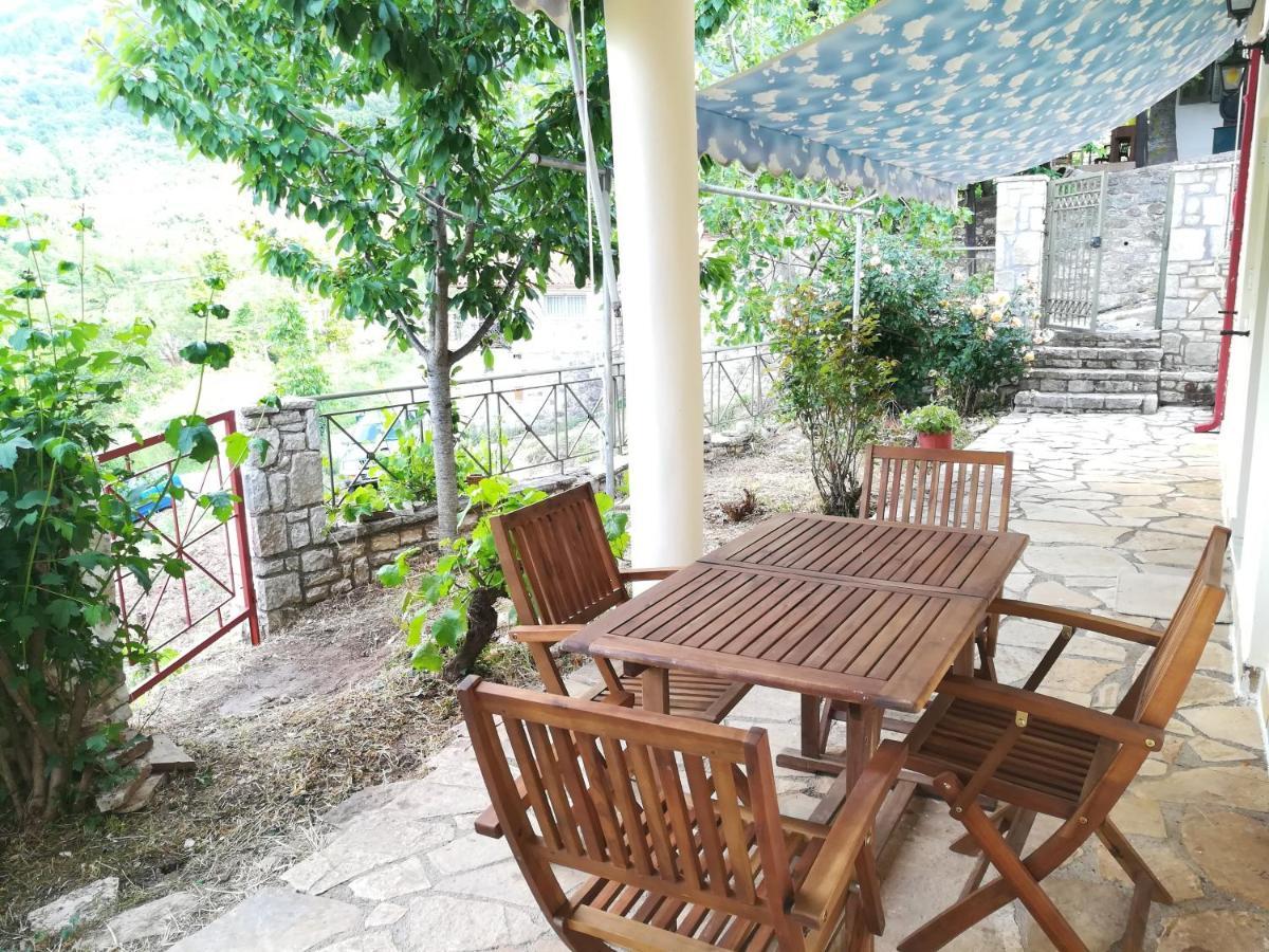 Plataniotissa Mansion Villa กาลาวริตา ภายนอก รูปภาพ
