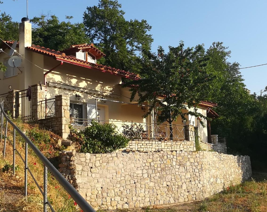 Plataniotissa Mansion Villa กาลาวริตา ภายนอก รูปภาพ
